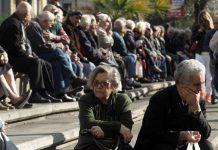 Για "ασέβεια και εξαπάτηση των συνταξιούχων" κατηγόρησε ο κυβερνητικός εκπρόσωπος τον Αλέξη Τσίπρα