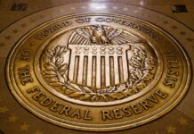 Η Ομοσπονδιακή Τράπεζα των ΗΠΑ (Fed) αποφάσισε να διατηρήσει αμετάβλητο το επιτόκιο για πέμπτη συνεχόμενη συνεδρίαση,