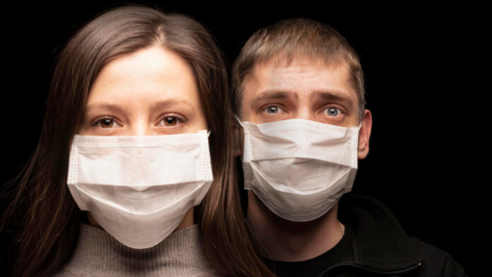 Πως να ξεχωρίσετε το κοινό κρυολόγημα και την εποχιακή γρίπη από τη μετάλλαξη Όμικρον