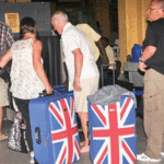 Πιθανή νέα επιβολή καραντίνας σε βρετανούς τουρίστες που θα επιστρέφουν στη χώρα τους από Ελλάδα και Ισπανία