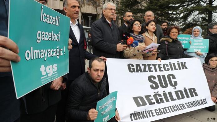 O Ερντογάν ποινικοποιεί τη δημοσιογραφία