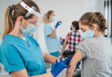 Κοροναϊός: Όλες οι απαντήσεις σε 19 συνήθεις ερωτήσεις για το εμβόλιο και τον εμβολιασμό παιδιών και εφήβων