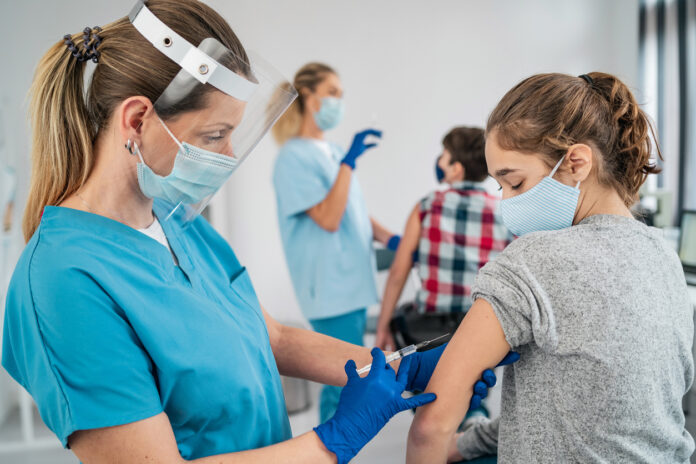 Κοροναϊός: Όλες οι απαντήσεις σε 19 συνήθεις ερωτήσεις για το εμβόλιο και τον εμβολιασμό παιδιών και εφήβων