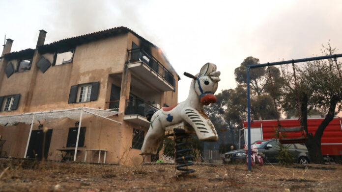 Ένα και μόνο μέτωπο βρίσκεται σε πλήρη εξέλιξη από τη μεγάλη πυρκαγιά στη Βαρυμπόμπη - Μητσοτάκης: Ένα μεγάλο ευχαριστώ στις γυναίκες και τους άνδρες του πυροσβεστικού σώματος