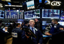 Mε πτώση έκλεισε η Wall Street, με πιέσεις από την τρικυμία της Credit Suisse