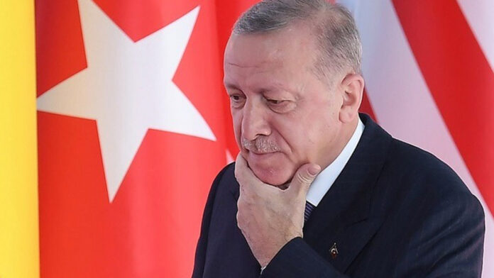Πώς ο Ερντογάν τίναξε στον αέρα την τουρκική οικονομία