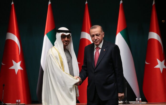 Τα ΗΑΕ συνεχίζουν να δίνουν «χείρα βοηθείας» στην Τουρκία