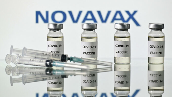 Έρχονται στην Ελλάδα τα εμβόλια Novavax και Sanofi.