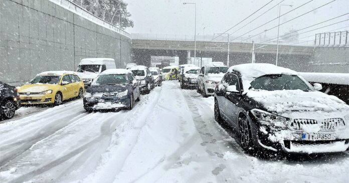 Αττική Οδός: 3.500 πολίτες μπόρεσαν να αποδείξουν ότι εγκλωβίστηκαν στα χιόνια