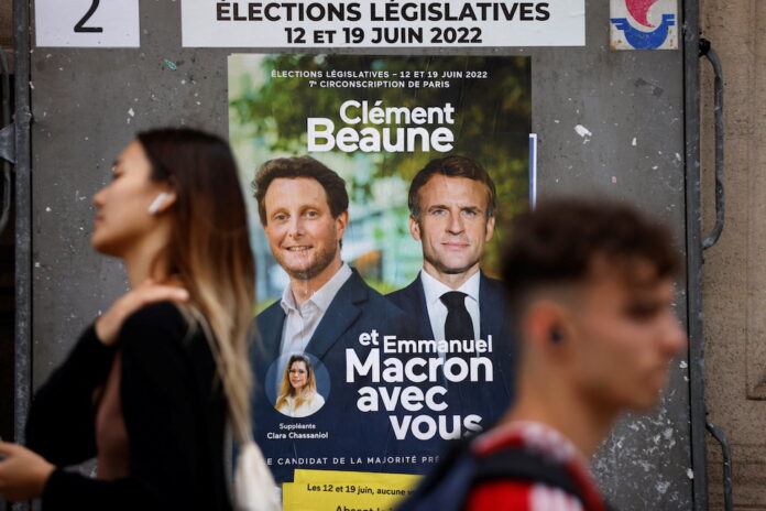 Ο Εμανουέλ Μακρόν εξασφαλίζει την πρωτιά σε ψήφους και έδρες