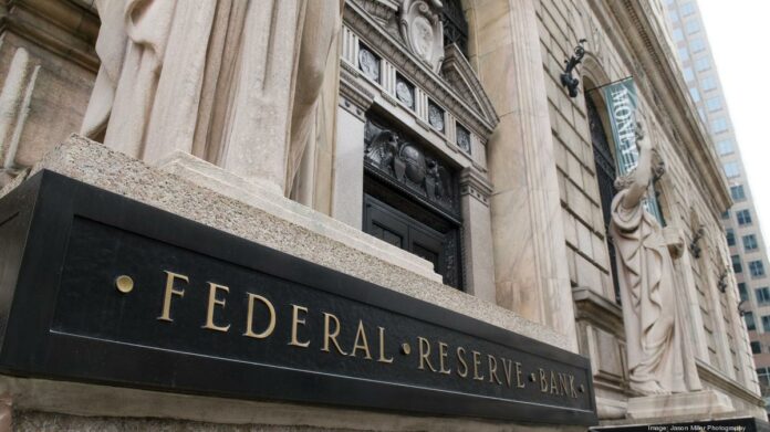 UBS: Η Fed μπορεί να αυξήσει αντί να μειώσει τα επιτόκια, οδηγώντας το κόστος δανεισμού έως και το 6,5%