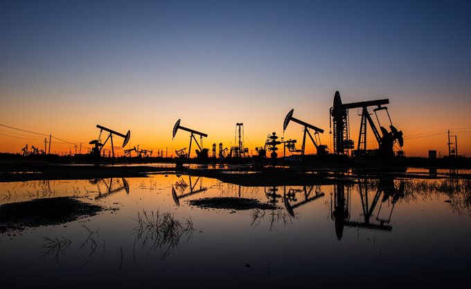 Φόβοι για άνοδο της τιμής του πετρελαίου λόγω Ερυθράς Θάλασσας. Ξεπέρασε κάθε προσδοκία η παραγωγή των ΗΠΑ, αδύναμη του ΟΠΕΚ+