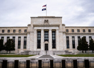 Oι επενδυτές έχουν αρχίσει να στοιχηματίζουν ότι η Fed μπορεί να αυξήσει ξανά τα επιτόκια, μια άλλοτε αδιανότητη προοπτική