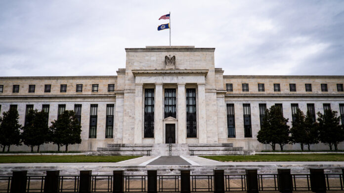 Oι επενδυτές έχουν αρχίσει να στοιχηματίζουν ότι η Fed μπορεί να αυξήσει ξανά τα επιτόκια, μια άλλοτε αδιανότητη προοπτική