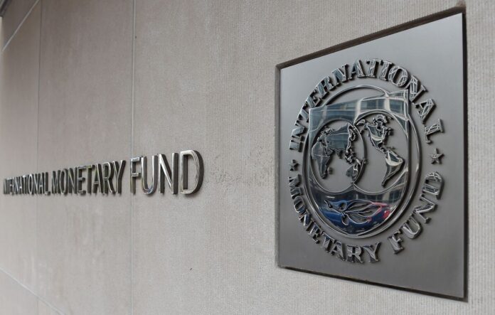 Το ΔΝΤ αναθεωρεί προς τα πάνω τις εκτιμήσεις του για την παγκόσμια οικονομία