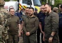 Οι Ρώσοι βομβαρδίζουν σημεία εκκένωσης στη Χερσώνα μετά την επίσκεψη Ζελένσκυ