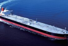 Δεξαμενόπλοια που χρησιμοποιεί η Ρωσία για να παραδώσει το αργό πετρέλαιό της ακινητοποιούνται υπό το βάρος των αμερικανικών κυρώσεων