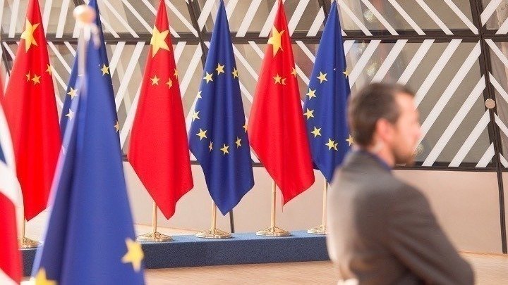 Η Κίνα μέσω υπόγειων επιχειρήσεων προσπαθεί να χειραγωγήσει την ευρωπαϊκή πολιτική προς όφελός της, αποκαλύπτει σύμπραξη διεθνών ΜΜ