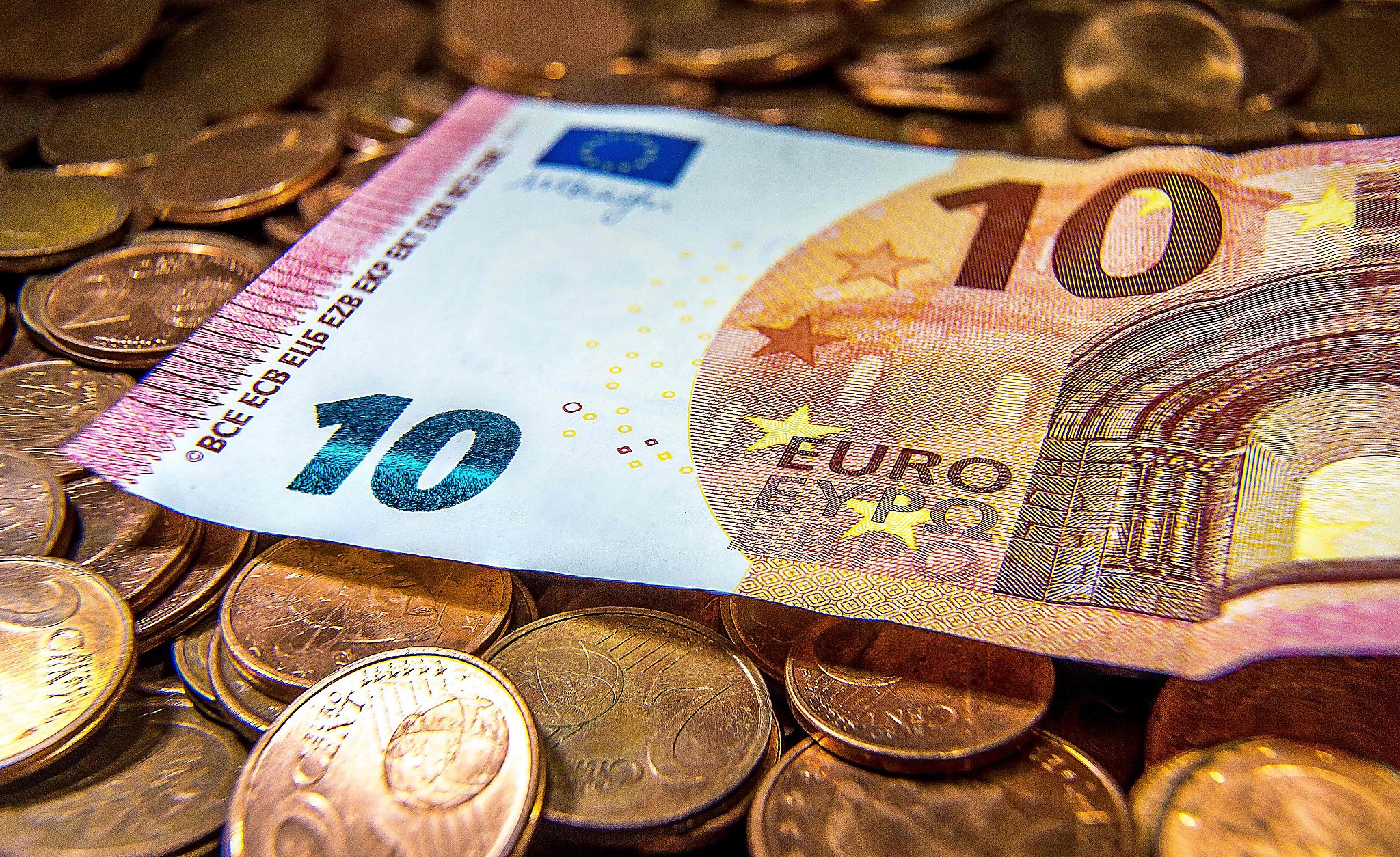 Τις λεπτομέρειες για τη νέα αύξηση του κατώτατου μισθού στα 830 ευρώ (την τέταρτη από το 2019), παρουσίασε η πολιτική ηγεσία του υπουργείου Εργασίας,