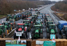 Γαλλία: "Πυροσβεστική" παρέμβαση Κομισιόν για αγροτικές κινητοποιήσεις