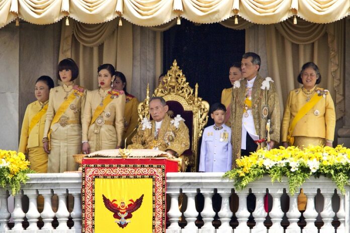 Σε ποινή κάθειρξης 50 ετών καταδικάστηκε 30χρονος άνδρας στην Ταϊλάνδη επειδή αμφισβήτησε τον μονάρχη της χώρας, Μάχα Βαγιραλονγκόρν