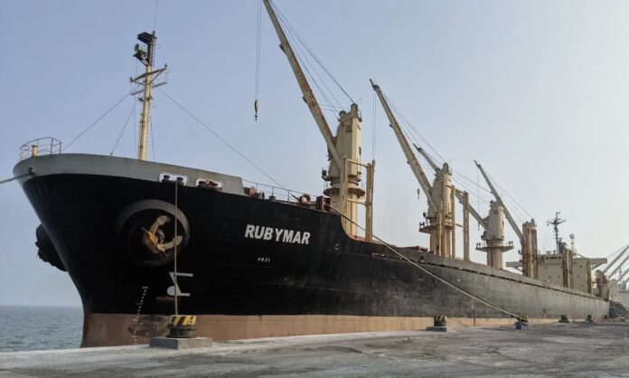 Το εμπορικό πλοίο μεταφοράς χύδην φορτίου Rubymar έπληξαν χθες στον Κόλπο του Άντεν οι αντάρτες Χούτι της Υεμένης και κινδυνεύει να βυθιστεί