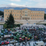 Στην Αθήνα διαδηλώνουν αυτή την ώρα οι αγρότες, μετά από τέσσερις εβδομάδες παραμονής στα μπλόκα σε όλη την Ελλάδα