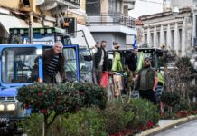 Οι αγρότες εμφανίζονται έτοιμοι να κατέβουν στην Αθήνα για το συλλαλητήριο με τρακτέρ παρά τη διαφωνία της κυβέρνησης το απόγευμα της Τρίτης