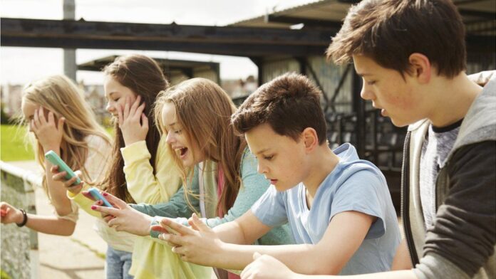 Νομοσχέδιο που απαγορεύει στα παιδιά κάτω των 16 ετών να χρησιμοποιούν τα μέσα κοινωνικής δικτύωσης υπερψήφισε το κοινοβούλιο της Φλόριντα