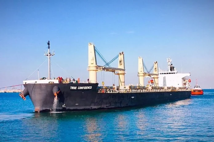 Το ελληνόκτητο φορτηγό πλοίο «True Confidence» δέχτηκε πλήγμα από ρουκέτα 50 ναυτικά μίλια νοτιοδυτικά του Άντεν πιθανότατα από τους Χούθι