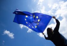 Ευρωβαρόμετρο - Οι 8 στους 10 Έλληνες θεωρούν ότι η ΕΕ έχει αντίκτυπο στην καθημερινή ζωή
