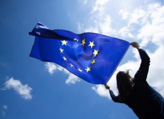 Ευρωβαρόμετρο - Οι 8 στους 10 Έλληνες θεωρούν ότι η ΕΕ έχει αντίκτυπο στην καθημερινή ζωή